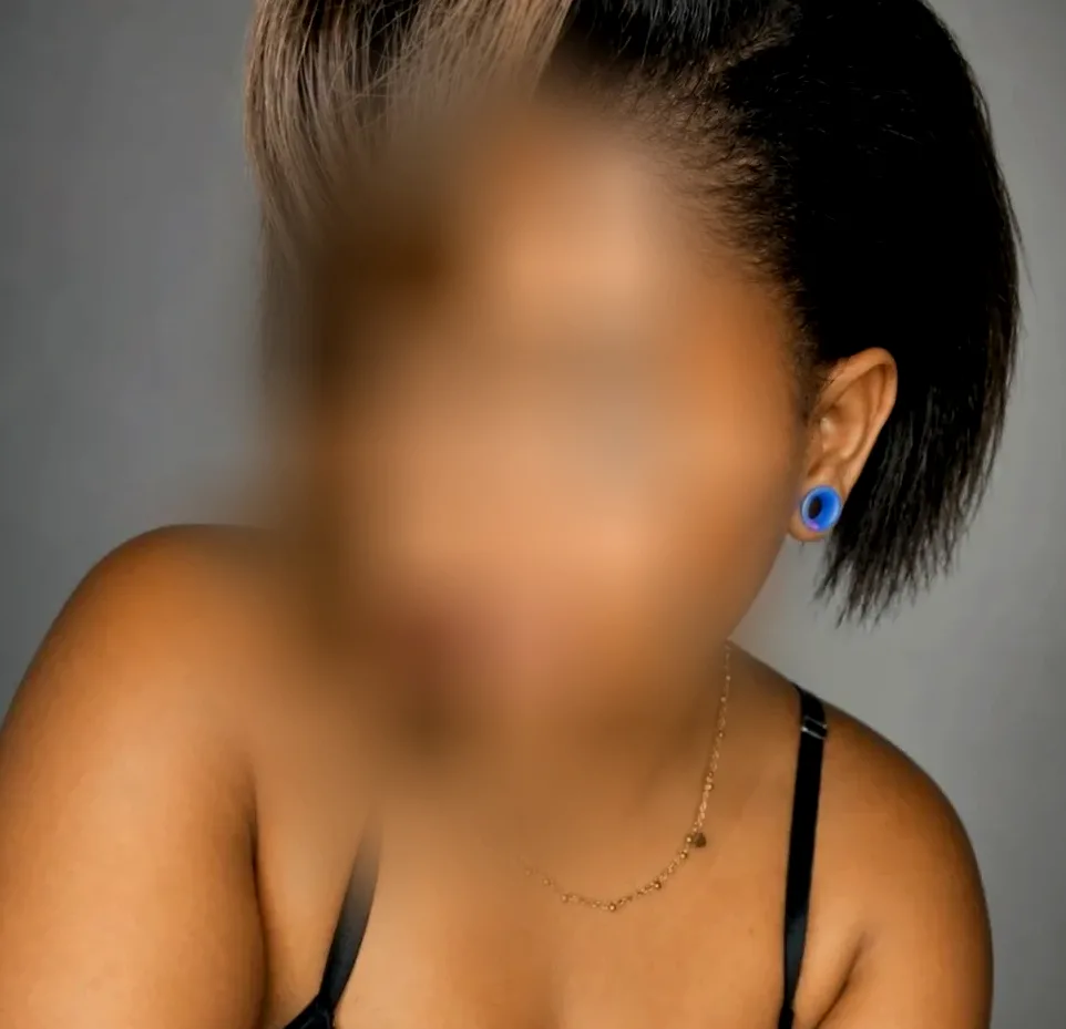 Bouchra, 29