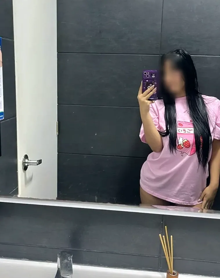 Isabella, 29