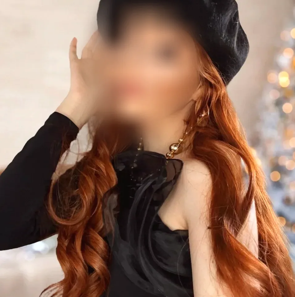 Zeynep, 27