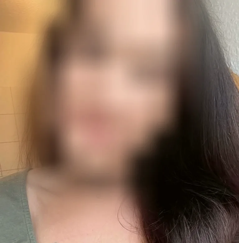 Zoe, 36